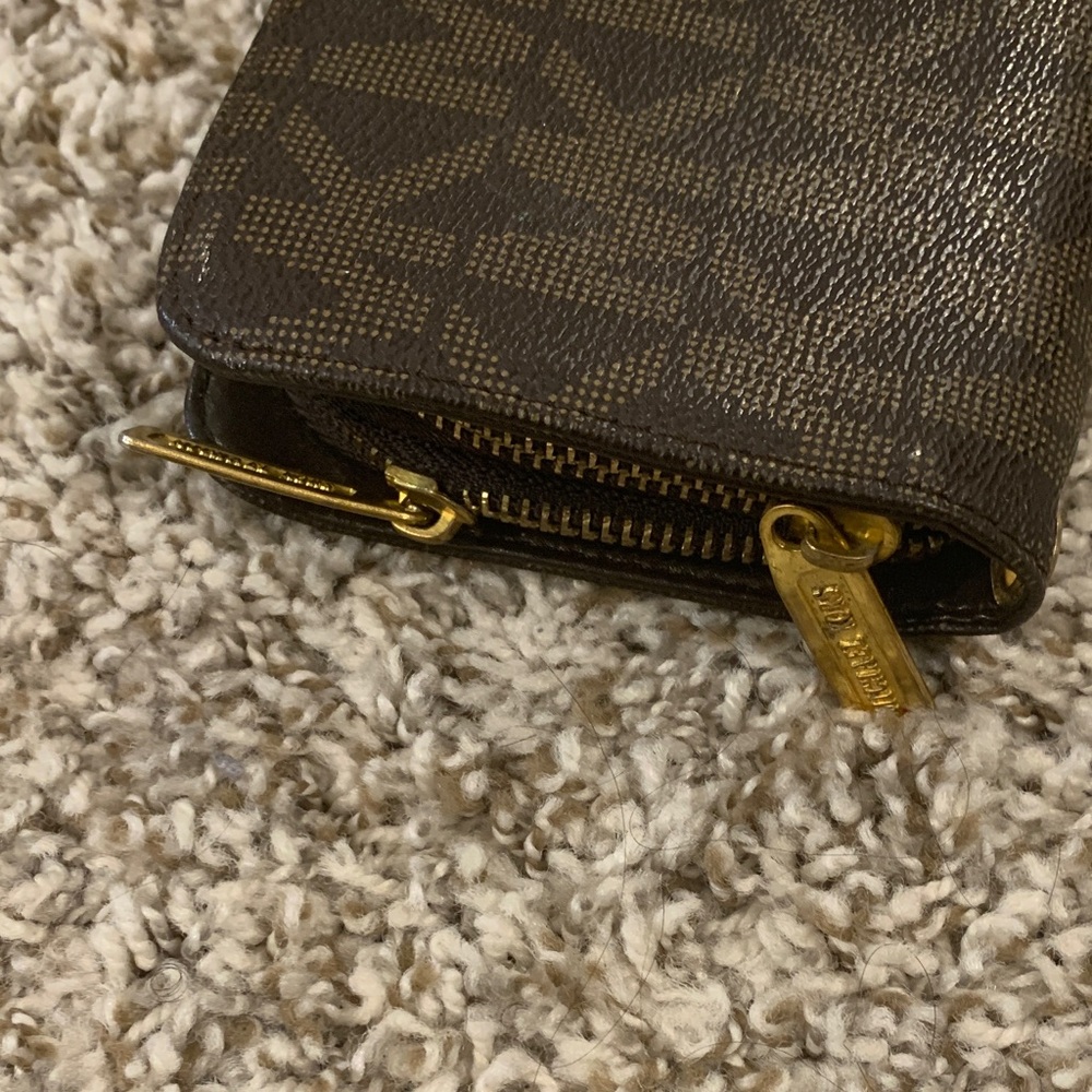 SALE❤️❤️❤️Michael Kors Brown Monogram Zip Wallet with Gold Logo - Picture 3 of 6